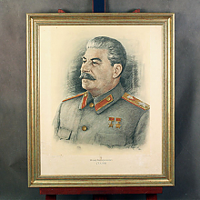 Портреты Сталина в багетных рамах
