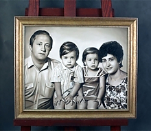 Старая семейная фотография в деревянной раме
